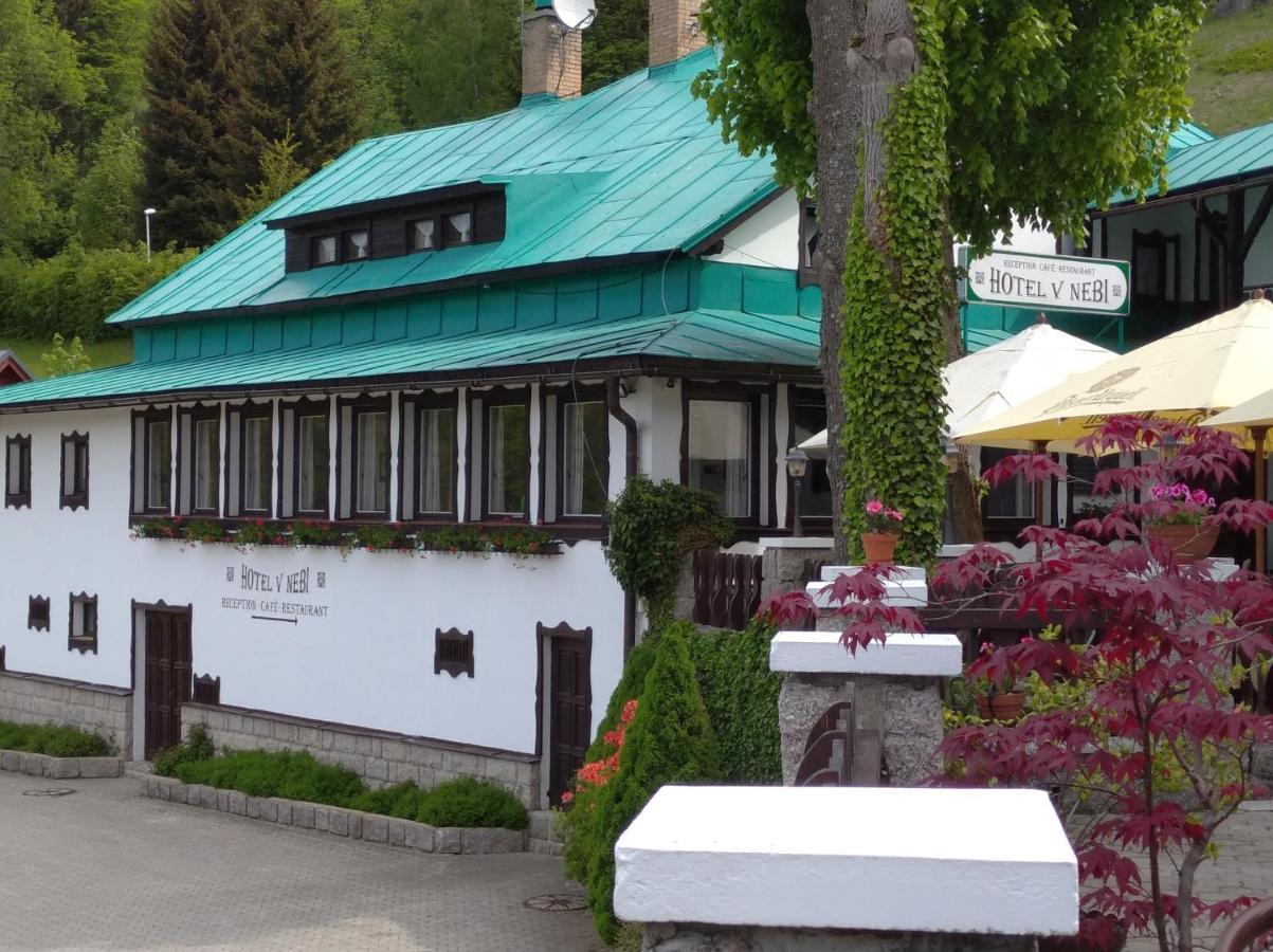 Hotel V Nebi Josefuv Dul Bagian luar foto