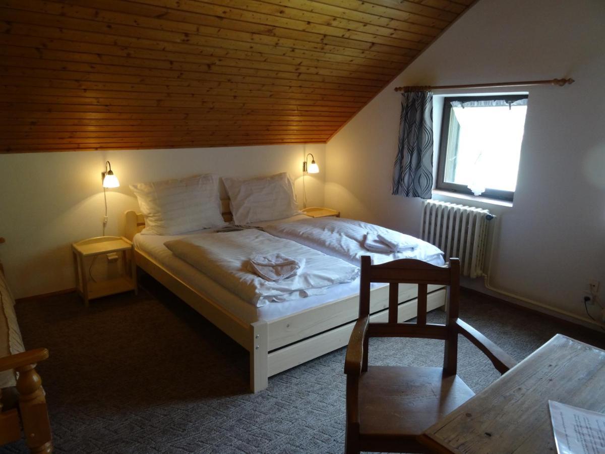 Hotel V Nebi Josefuv Dul Bagian luar foto