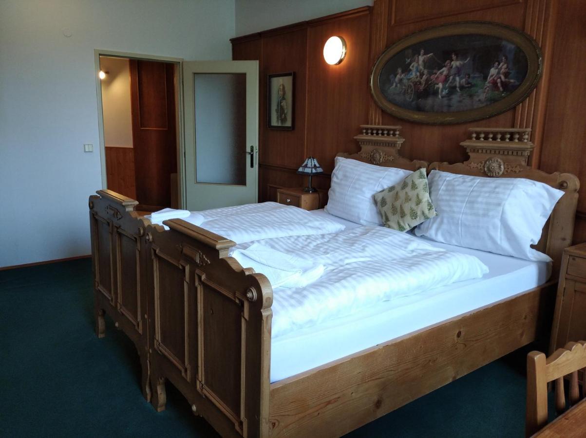 Hotel V Nebi Josefuv Dul Bagian luar foto