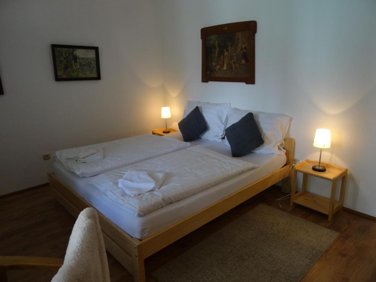 Hotel V Nebi Josefuv Dul Bagian luar foto